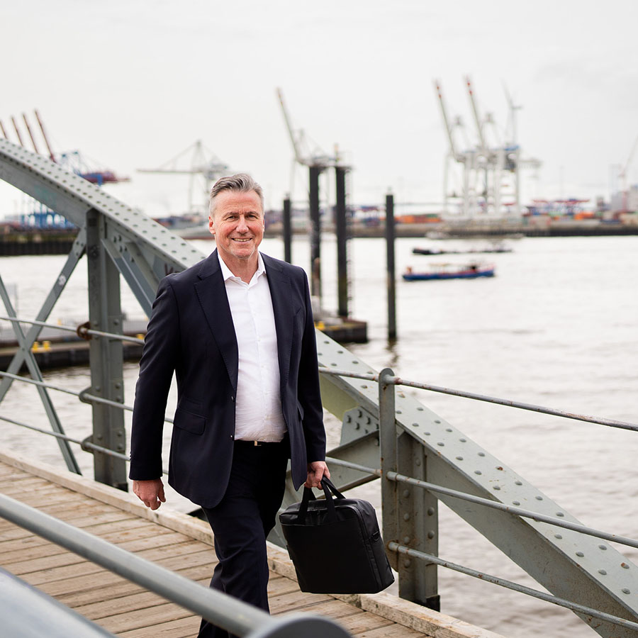 Christian Marnetté auf dem Weg zu einem Kundentermin mit dem Hamburger Hafen im Hintergrund